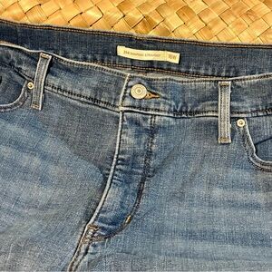 Women’s Levi’s, 314 Shaping Straight Legged, Size 18W